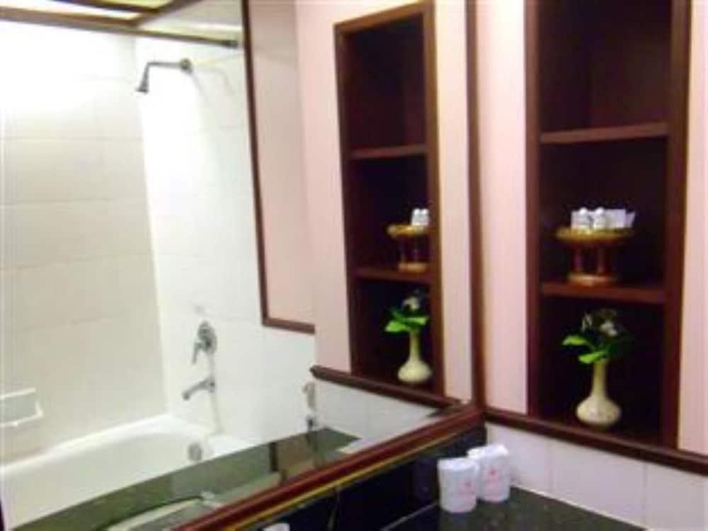 Mayflower Grande Hotel Phitsanulok Ngoại thất bức ảnh